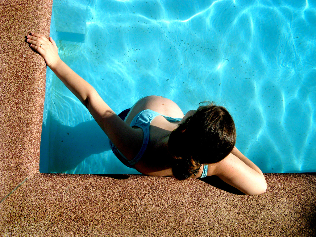 Beneficios de hacer ejercicio en la piscina durante el embarazo - Pool  Natural