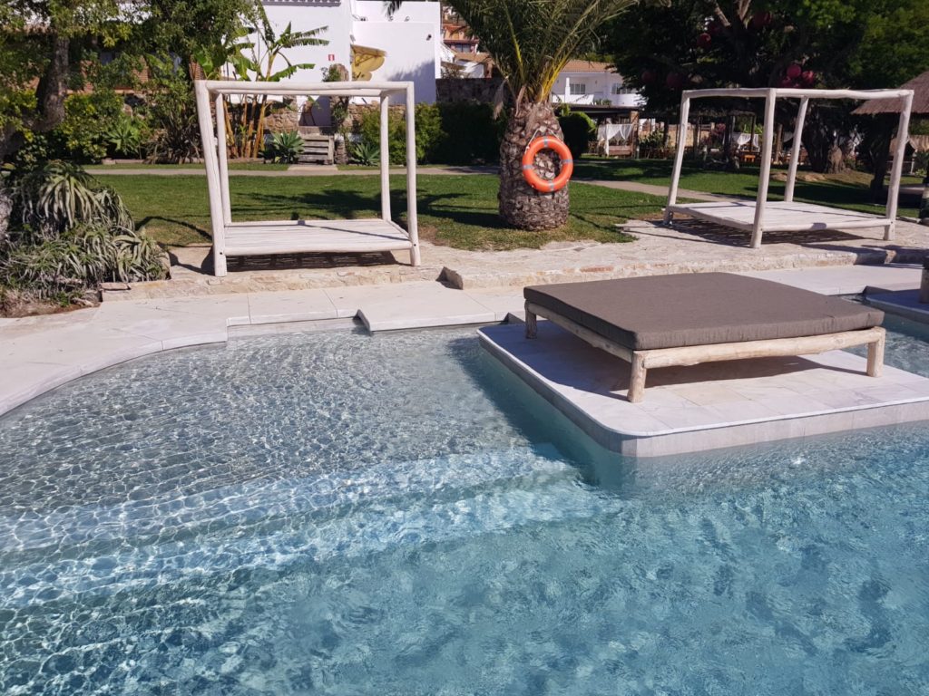 Cinco ideas diferentes de diseño de escaleras para tu piscina en 2020