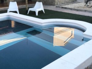 Cinco ideas diferentes de diseño de escaleras para tu piscina en 2020